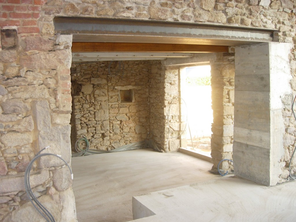 Ouverture de mur en pierre, en béton à Castelmayran